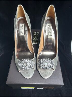 BADGLEY MISCHKA HOLLIE CRYSTAL PUMPS GUNMETAL SIZE 8 MP2826